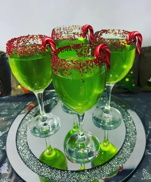 15 Playful Grinch-inspired Christmas Party Cocktails