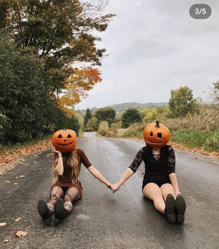 Pumpkin Head Photoshoot Ideas for Best Friends 4 jholstock 2