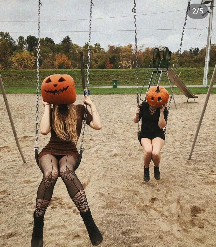 Pumpkin Head Photoshoot Ideas for Best Friends 5 jholstock